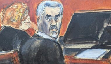 Gerichtszeichnung von P. Diddy, er dreht sein Gesicht nach hinten zum Betrachter