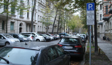 Dicht parkende Autos in einem Wohngebiet.