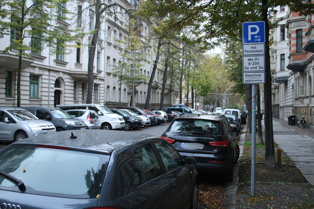 Dicht parkende Autos in einem Wohngebiet.