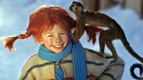 Pippi Langstrumpf mit dem Affen Herr Nilson auf der Schulter. © dpa picture alliance 