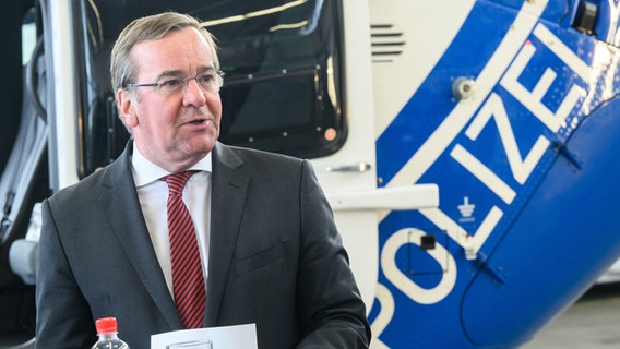 Hannover: Boris Pistorius (SPD), Innenminister Niedersachsen, spricht bei einer Veranstaltung der Polizeihubschrauberstaffel Niedersachsen am Flughafen Hannover. © dpa-Bildfunk Foto: Julian Stratenschulte