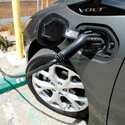 Plug-in-Hybrid-Auto an Ladestation (Archivbild)