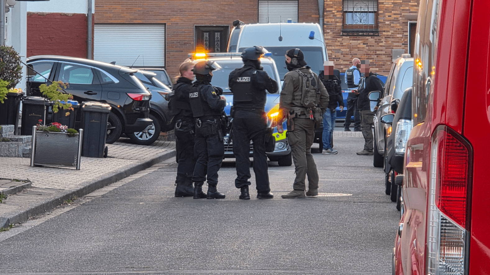 Polizei und SEK am Freitagabend in Alsdorf: Die Hintergründe des Einsatzes sind bislang unklar.