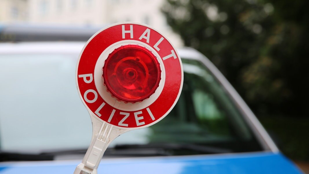 Mutmaßlicher Autodieb flüchtet vor Polizei und baut Unfall | NDR.de - Nachrichten - Niedersachsen