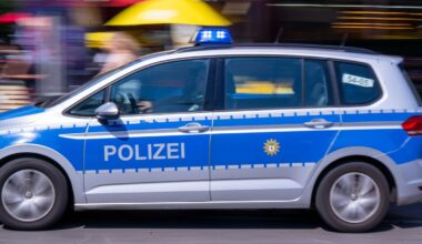 Transporter kracht gegen Straßenmast in Berlin-Reinickendorf
