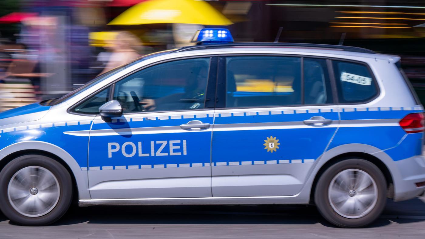 Transporter kracht gegen Straßenmast in Berlin-Reinickendorf