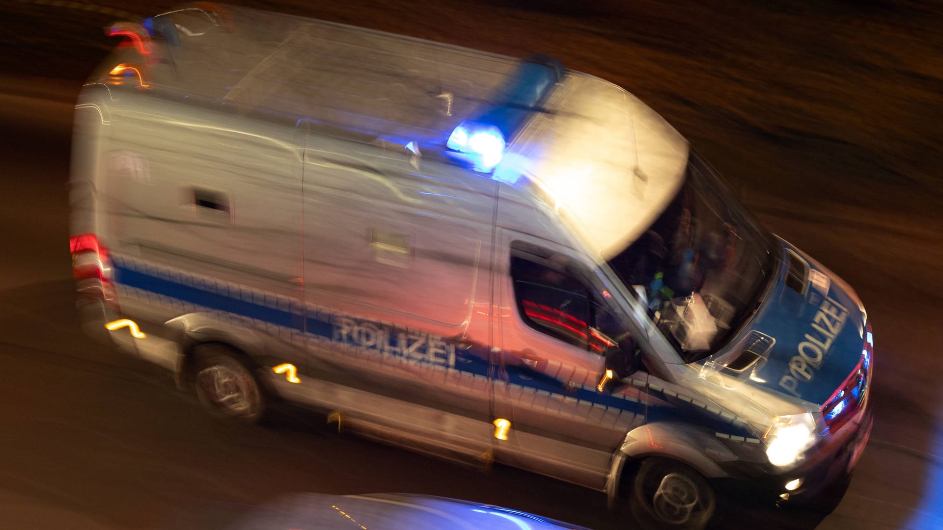 31.12.2024, Berlin, GER - Gefangenentransportwagen der Polizei bei Nacht auf Einsatzfahrt. Alltag, aussen, Aussenaufnahme, Berlin, Beruf, Bewegungsunschaerfe, Blaulicht, Blaulichtfahrt, deutsch, Deutschland, Draufsicht, Einsatz, Einsatzfahrt, Einsatzfahrzeug, Einsatzwagen, Europa, europaeisch, faehrt, fahren, fahrend, Fahrzeug, Gefangene, Gefangenenkraftwagen, Gefangenensammeltransport, Gefangenensammeltransporter, Gefangenentransportwagen, Gefangennahme, GefKw, Gesellschaft, gezoomt, Haft, Hilfe, innere Sicherheit, Jahreszeit, Job, KfZ, Kraftfahrzeug, Mannschaftswagen,