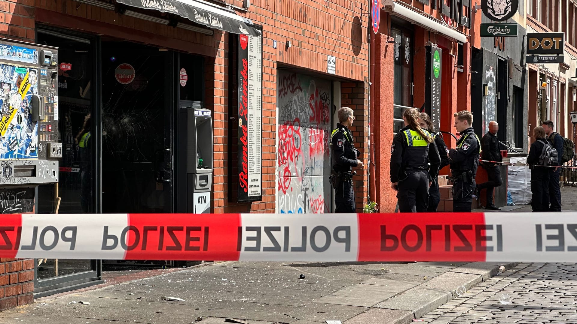 Polizisten am Tatort: Nach der Schlägerei auf St. Pauli sicherten Einsatzkräfte Spuren.