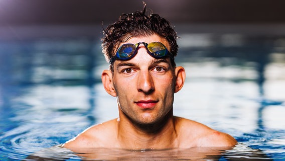 Lasse Nygaard Priester im Wasser © picture alliance/dpa | Philipp von Ditfurth 