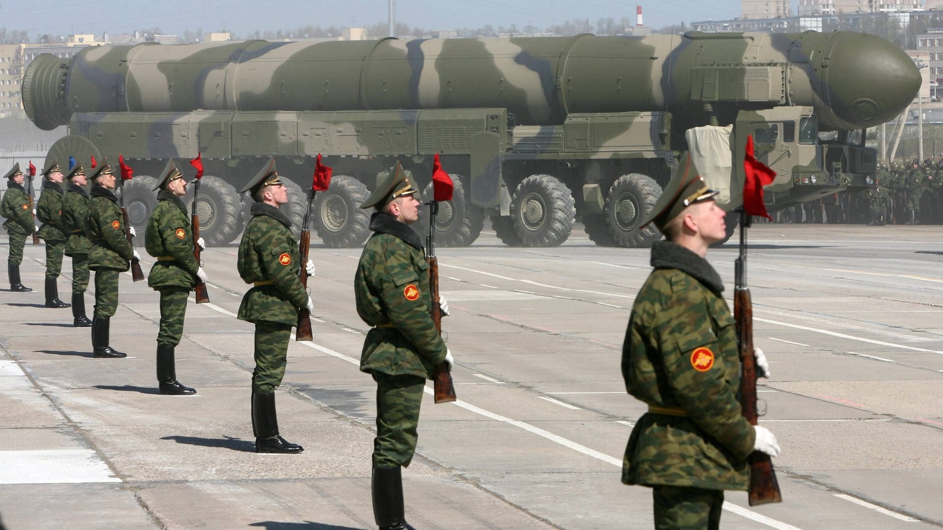 Proben für die Militärparade (Archivbild): Russland setzt offenbar auf neue Wege bei der Rekrutierung.