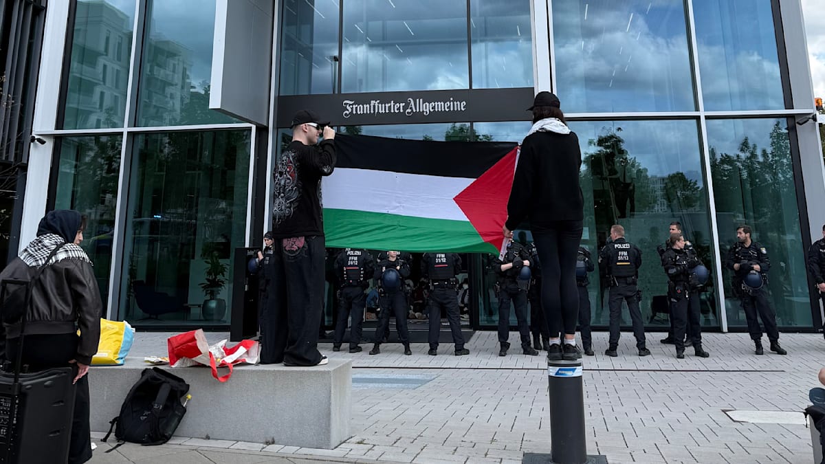 Pro-palästinensischer Mob besetzt Eingang der „FAZ“