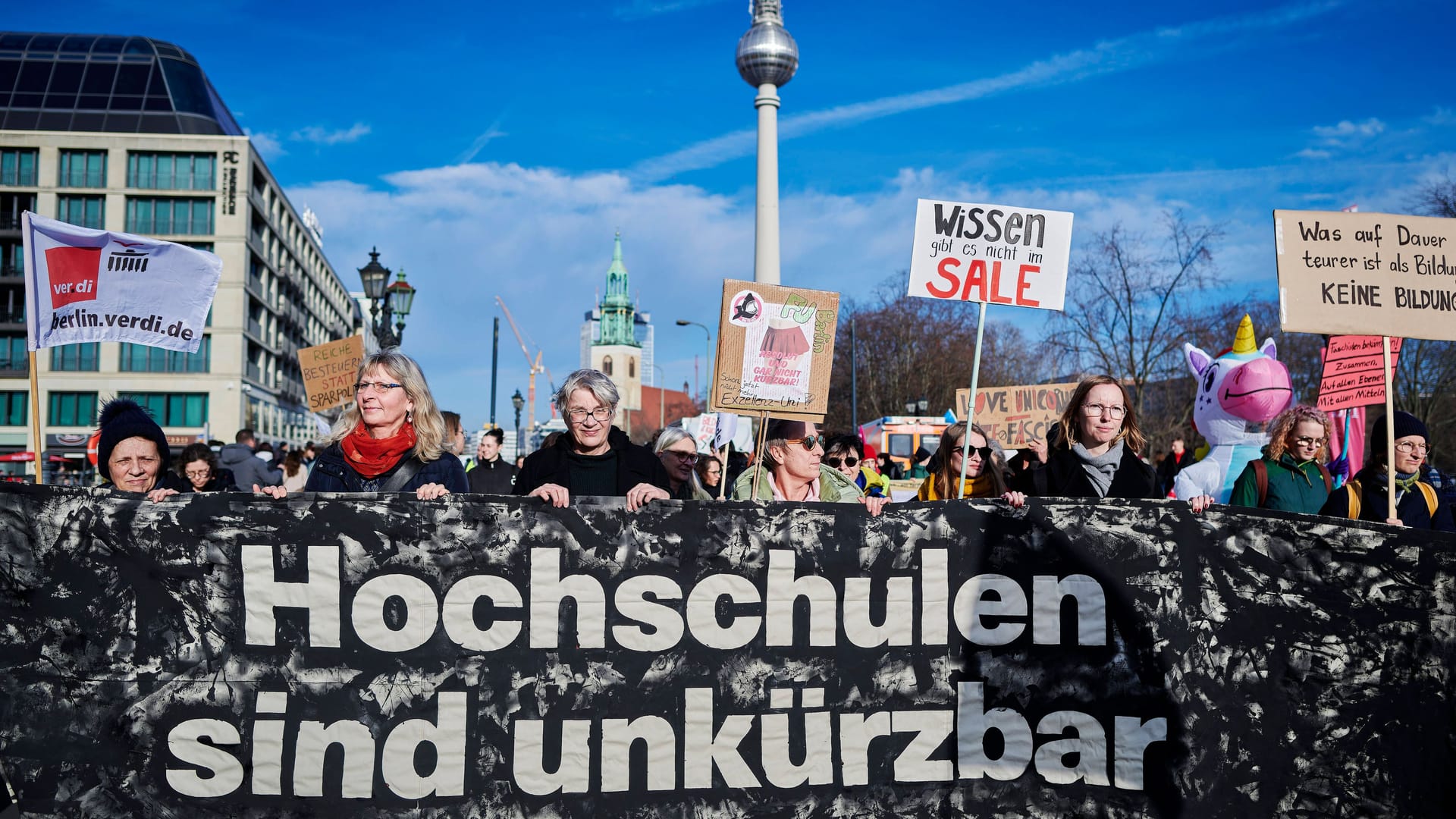 Protest zu "Hochschulen sind unkürzbar" (Archivbild): Am Mittwoch übergaben die Unterzeichner die Petition an den Senat.