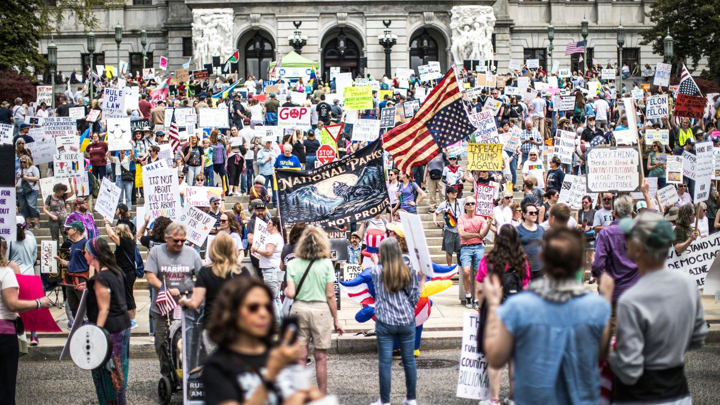 Harrisburg ist die Hauptstadt des US-Bundesstaates Pennsylvania. Vor dem dortigen Kapitol versammelten sich am Samstag zahlreiche Menschen, um gegen die Politik der US-Regierung zu demonstrieren. Die Demonstrationen fielen auf den 250. Jahrestag der Gefechte von Lexington und Concord – mit denen 1775 der amerikanische Unabhängigkeitskrieg begann.     