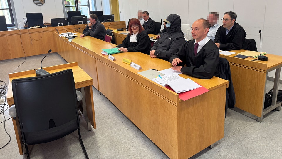 Sieben Jahre nach Ausschreitungen in Chemnitz: Prozess gegen mutmaßliche Gewalttäter