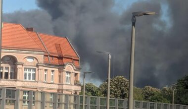 Feuerwehr löscht brennende Halle in Haselhorst – zwei Verletzte