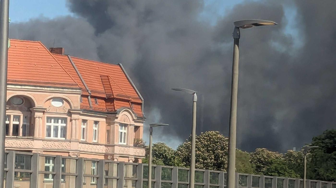 Feuerwehr löscht brennende Halle in Haselhorst – zwei Verletzte