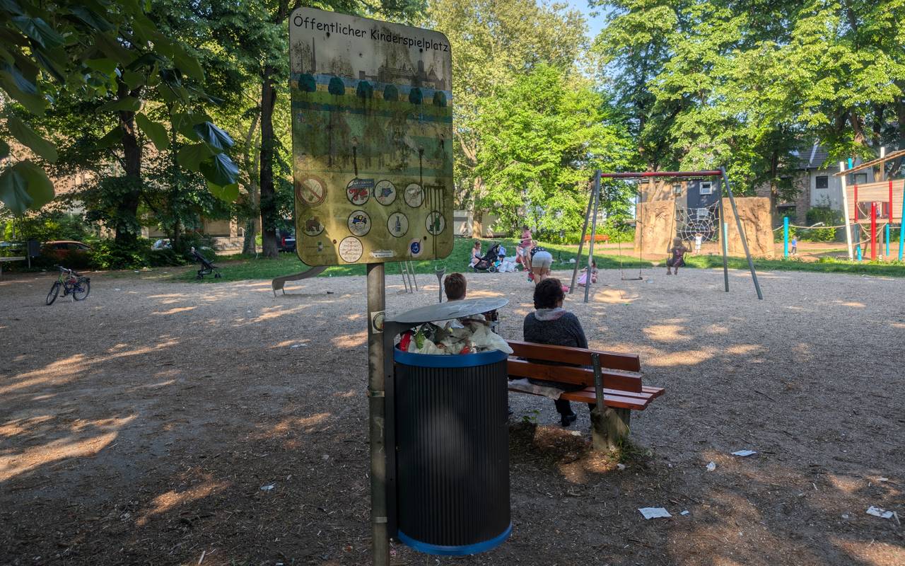 Ein Schild vor einem Spielplatz weist die Besucher darauf hin, keine Hunde mitzubringen und Müll wegzuschmeißen oder wieder mitzunehmen. 