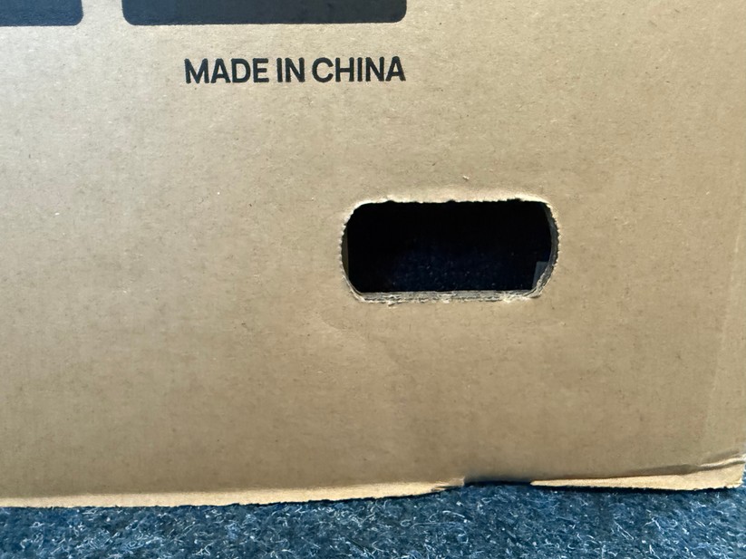 Hat man die vier entfernt, lässt sich der Karton nach oben abheben.