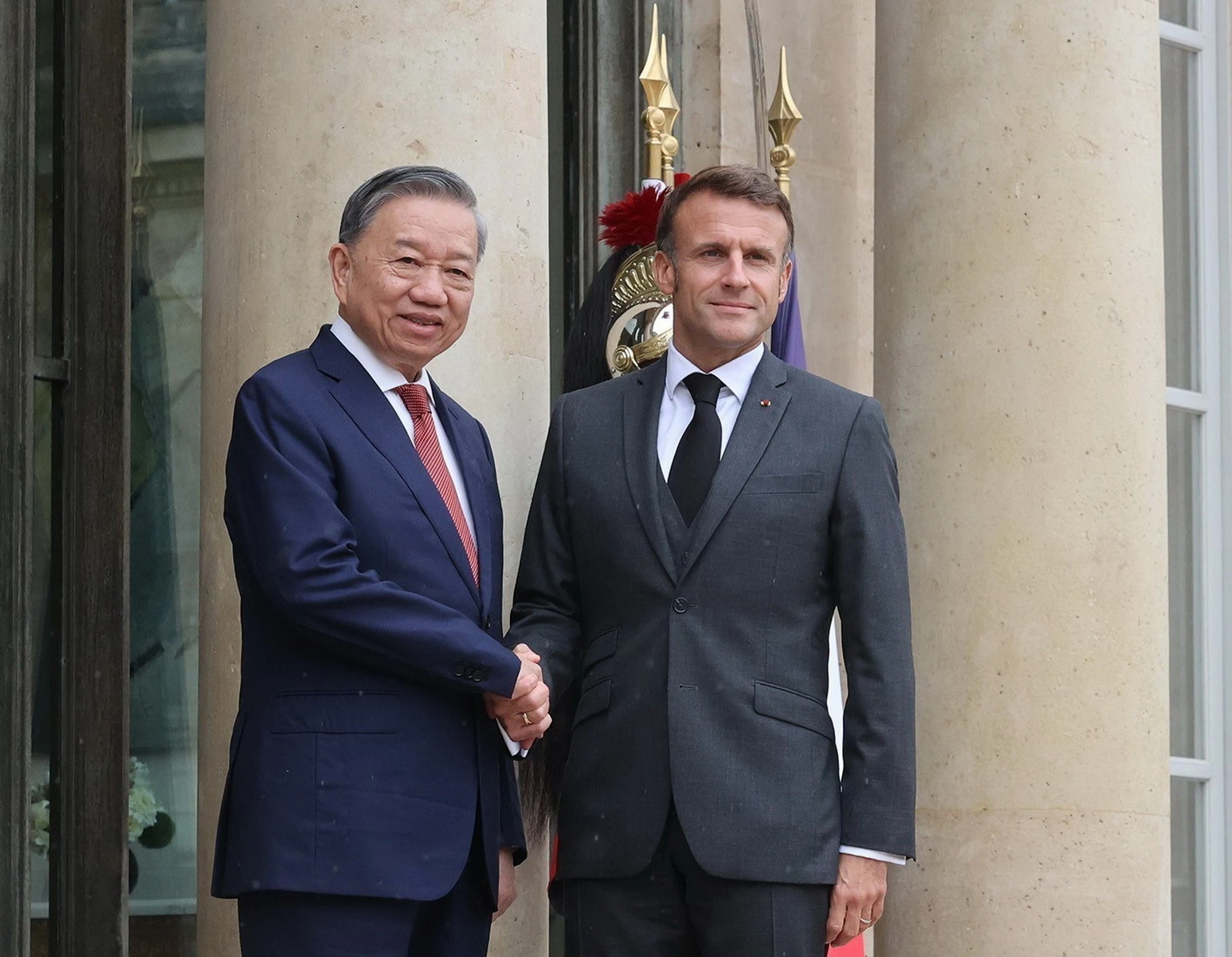 Am Morgen des 7. Oktober 2024 Ortszeit (Nachmittag des 7. Oktober Hanoi-Zeit) nahm Generalsekretär und Präsident To Lam im Élysée-Palast in Paris an einer feierlichen Begrüßungszeremonie teil, die vom Präsidenten der Französischen Republik Emmanuel Macron ausgerichtet wurde. (Foto: Tri Dung/VNA)