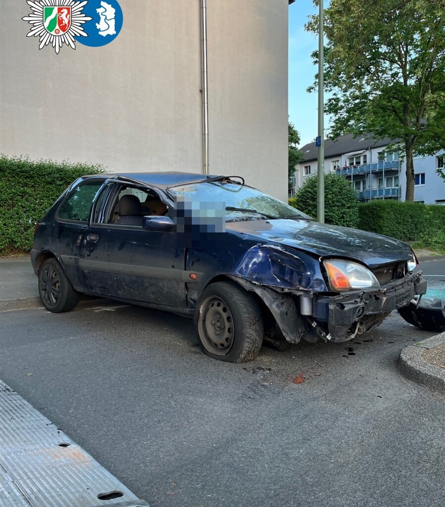 POL-DU: Neuenkamp: Auto überschlägt sich