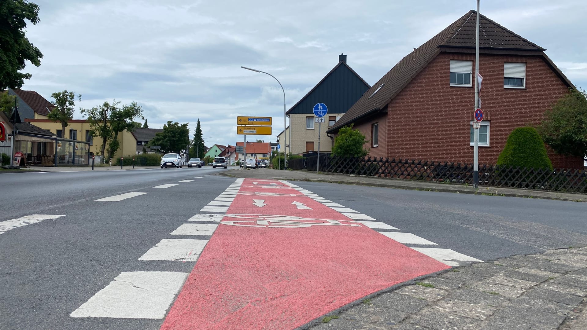 Straße in Watenbüttel: Die Strecke für Radfahrer wurde bereits rot markiert.