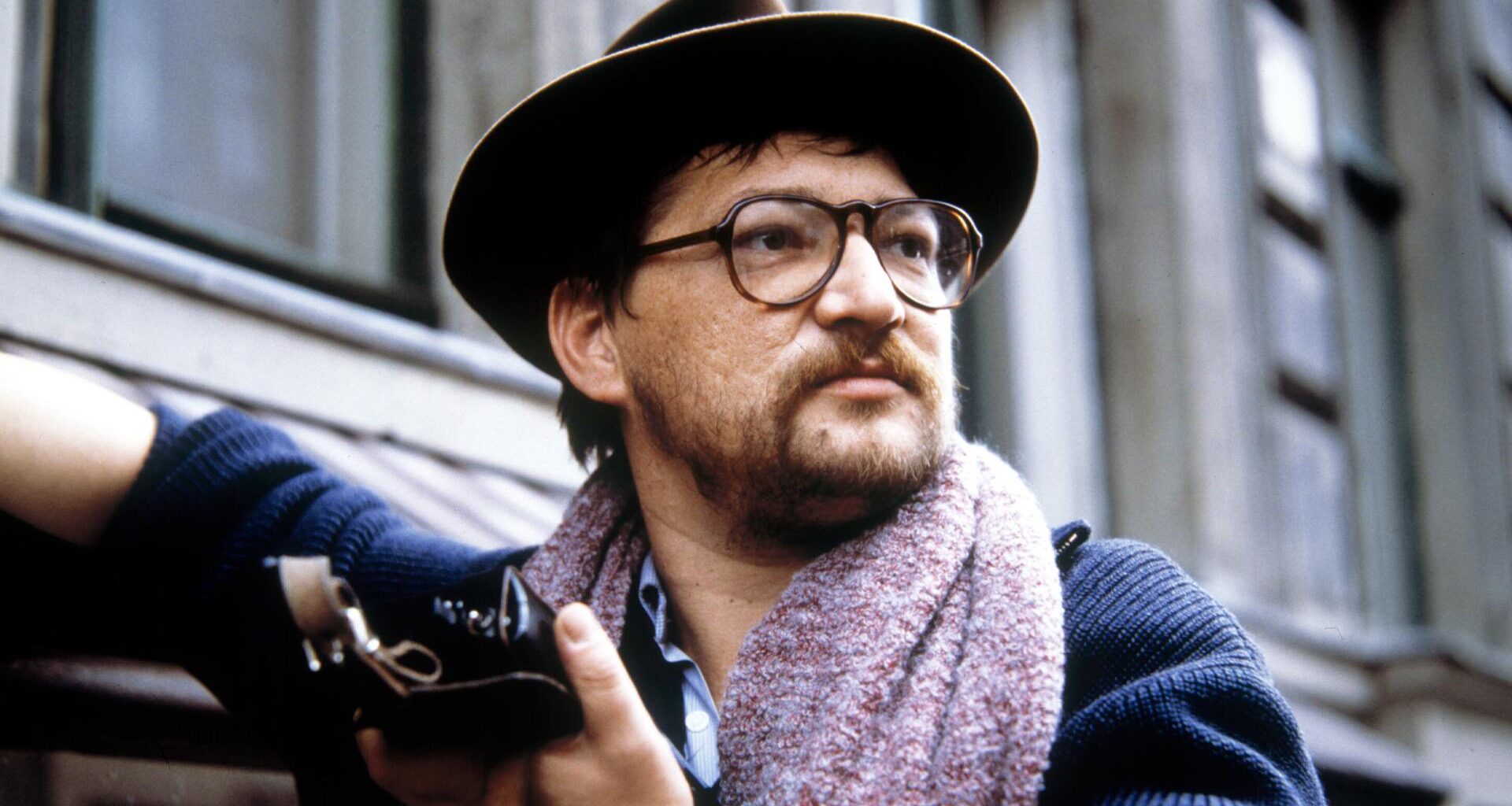 Der deutsche Regisseur und Schauspieler Rainer Werner Fassbinder bei den Dreharbeiten zur Fernsehserie ' Berlin Alexanderplatz 1979