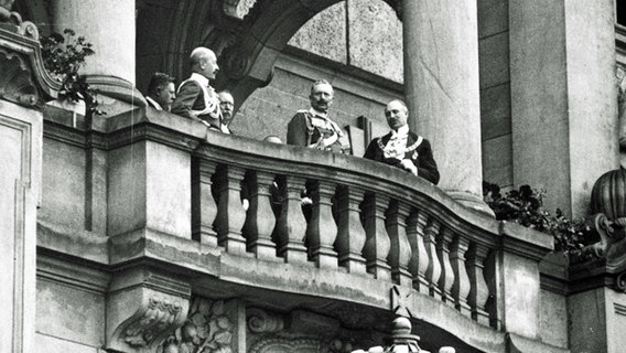 Personengruppe mit Stadtdirektor Heinrich Tramm (r.) und Kaiser Wilhelm II. (M.) 1913 auf dem Balkon des Neuen Rathauses in Hannover © Historisches Museum Hannover 