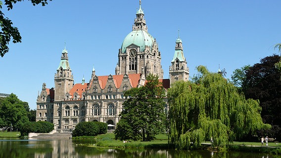 Südfassade und Maschteich am Neuen Rathaus in Hannover © NDR Foto: Axel Franz