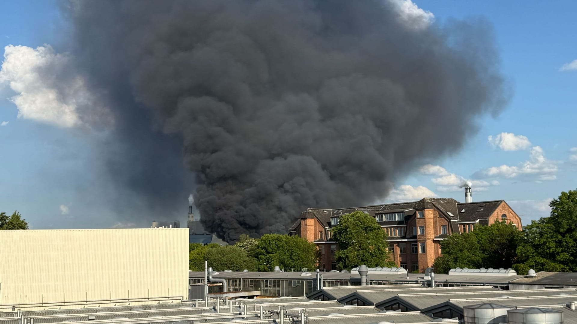 Rauchwolke über Berlin-Spandau: Das Feuer griff auf weitere Gebäude über.