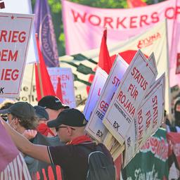  01.05.2025, Berlin: Teilnehmer stehen während der Revolutionären 1. Mai-Demo 2025 am Südstern. (Quelle: dpa/Sebastian Gollnow)