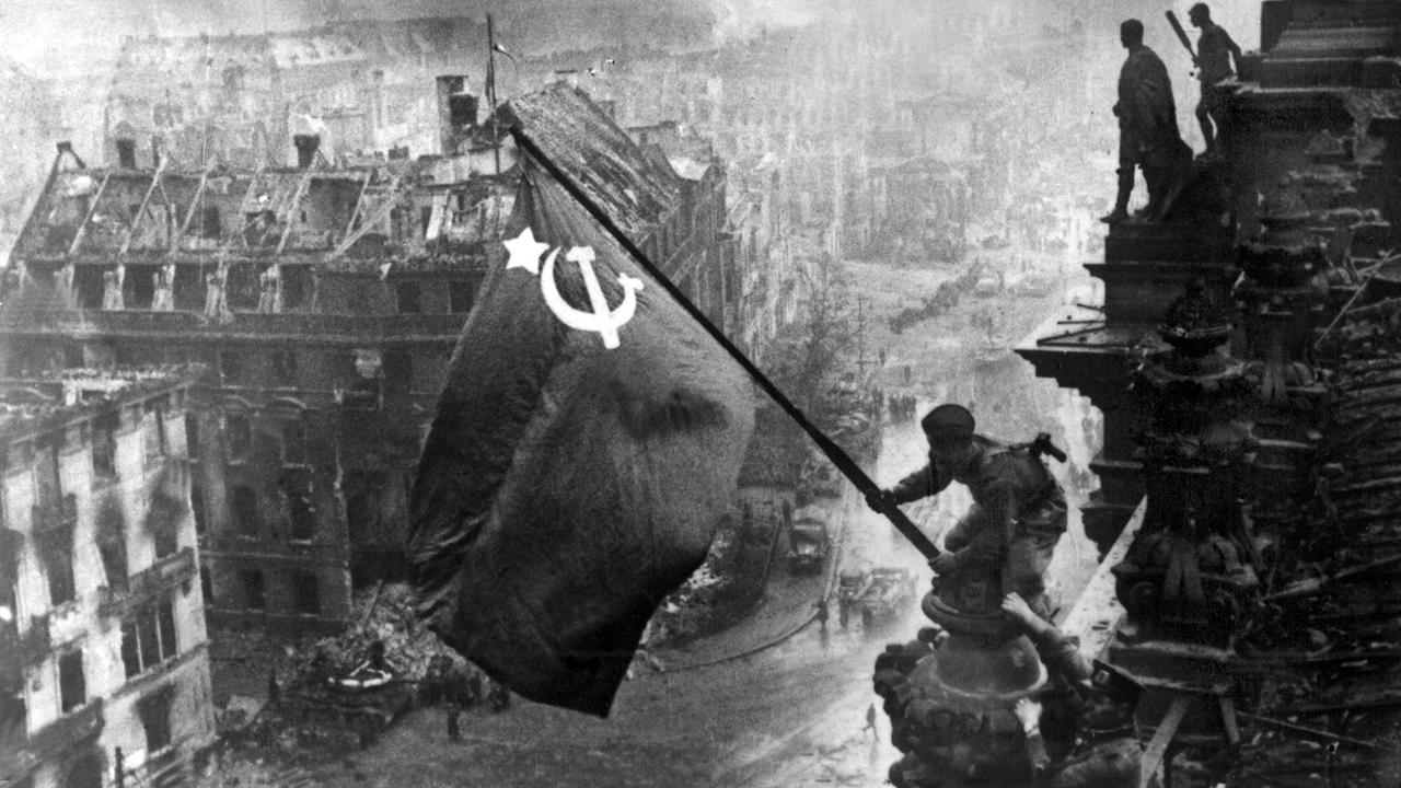 Berlin: Historiker zur Flaggenhissung am 2.5.1945: "Es ist das berühmteste manipulierte Foto der Weltgeschichte"