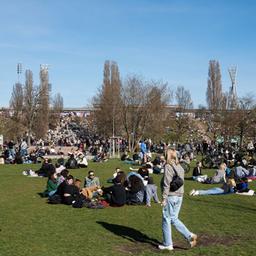 Archivbild: Menschen liegen im Gras und geniessen einen warmen und sonnigen Fruehlingstag im Mauerpark im Ortsteil Prenzlauer Berg. (Quelle: dpa/Schülke)
