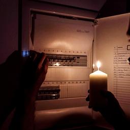 Symbolbild: Stromausfall in einer Wohnung. (Quelle: dpa/Michael Bihlmayer)