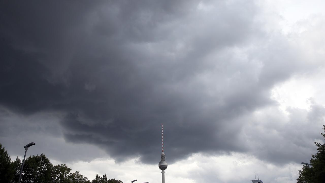 Brandenburg Berlin: Wetterumschwung: Regenbänder bringen vereinzelt Gewitter nach Berlin und Brandenburg
