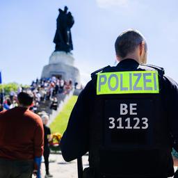 Ein Polizist sichert das Gedenken am Sowjetischen Ehrenmal im Treptower Park am 08.05.2024. (Quelle: dpa/Christoph Soeder)