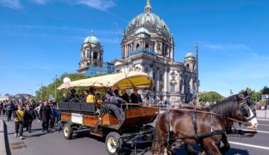Berlin: Feiertag: 600 Gläubige bei Himmelfahrts-Prozession durch Berlin-Mitte
