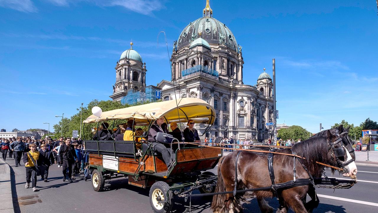 Berlin: Feiertag: 600 Gläubige bei Himmelfahrts-Prozession durch Berlin-Mitte