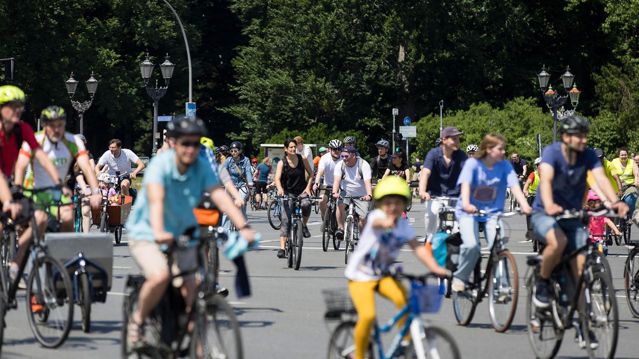 Brandenburg Berlin: ADFC-Sternfahrt am Sonntag in Berlin: Viele Sperrungen für Autofahrer
