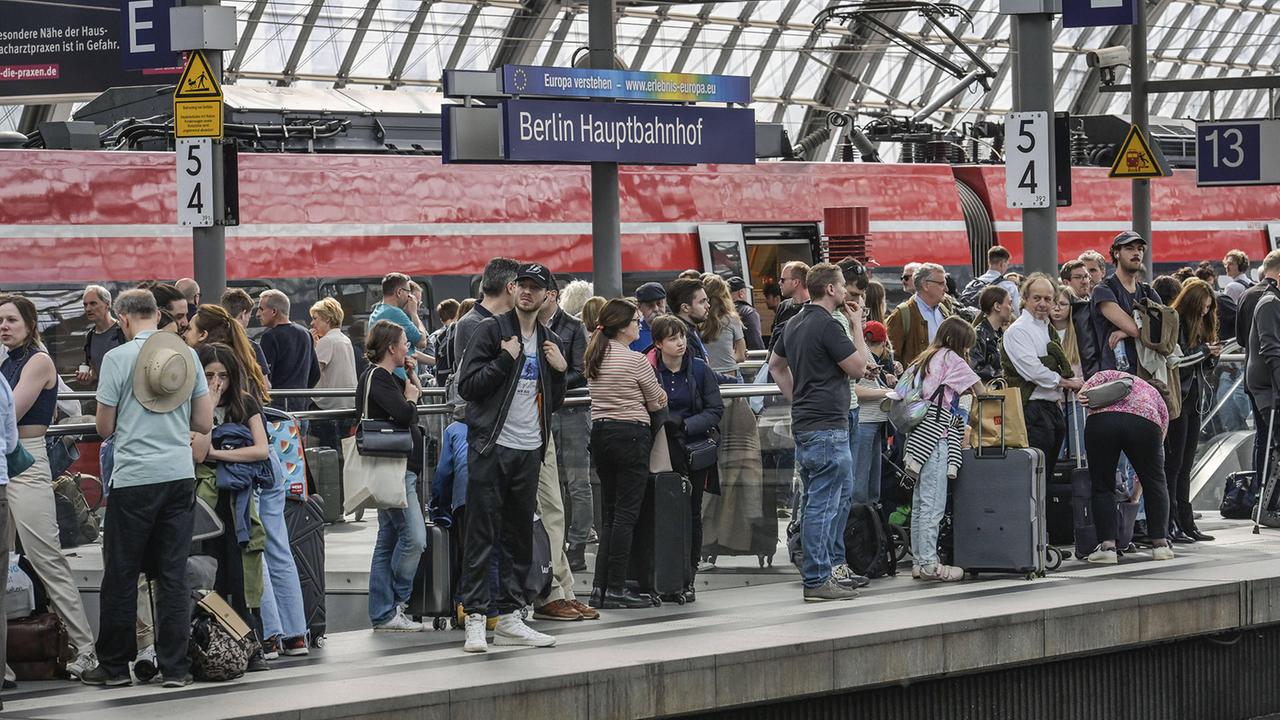 Brandenburg Berlin: 2024 gab es fast so viele ÖPNV-Fahrgäste in Berlin und Brandenburg wie 2019