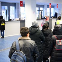 Archivbild: Besucher warten vor Informationsschaltern im Landesamt für Flüchtlingsangelegenheiten (LAF) in Berlin-Charlottenburg. (Quelle: dpa/Jutrczenka)