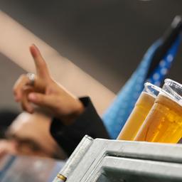 Symbolbild: Zwei Becher mit Bier während eines Fußballspiels. (Quelle: dpa/Jonathan Moscrop)