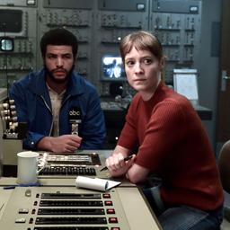 Leonie Benesch (r) als Marianne Gebhardt und Marcus Rutherford als Carter in einer Szene des Films "September 5 - The Day Terror Went Live" (Quelle: dpa/Jürgen Olczyk)