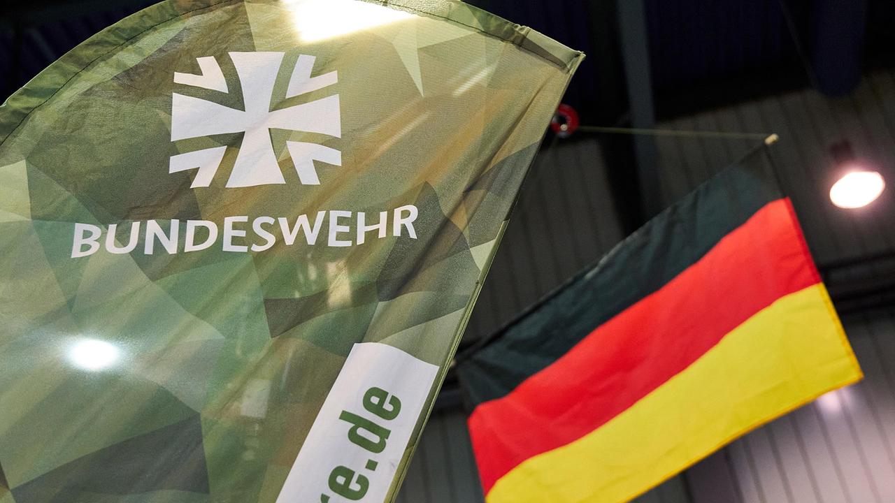 Berlin Brandenburg: Warum Tausende Minderjährige Postkarten von der Bundeswehr erhalten