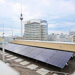 Symbolbild: Solarpanele sind am 15.04.2025 auf dem Haus der Statistik zu sehen. (Quelle: dpa/Sebastian Gollnow)