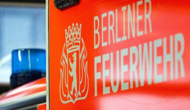 Berlin: Berlin-Spandau: Großer Feuerwehreinsatz bei Dachbrand Herrstraße