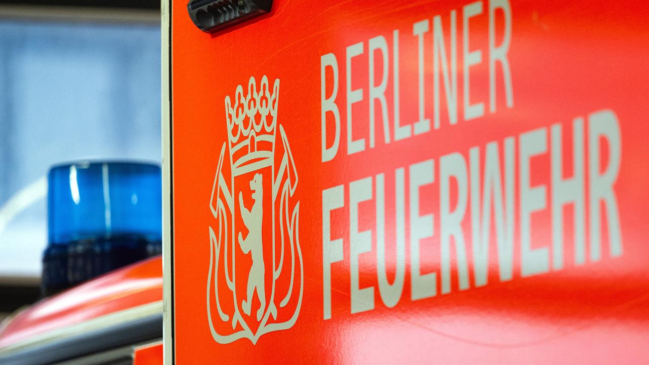 Berlin: Berlin-Spandau: Großer Feuerwehreinsatz bei Dachbrand Herrstraße