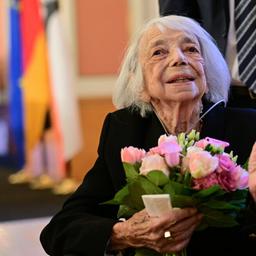 Archivbild: Margot Friedländer, Zeitzeugin, Holocaust-Überlebende und Ehrenbürgerin von Berlin, verlässt während einer Gedenkveranstaltung des Berliner Senats und Abgeordnetenhauses im Fest- und Wappensaal des Roten Rathauses nach einer Lesung aus ihrem Buch «Versuch, dein Leben zu machen» die Bühne. (Quelle: dpa/Gollnow)