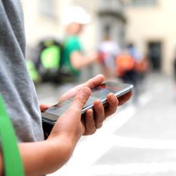 Symbolbild: Schüler schaut im Pausenhof einer Grundschule auf das Diplay seines Smartphones. (Quelle: dpa/Rumpf)