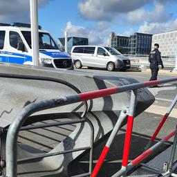 Archivbild: Absperrung der Polizei an der Kronprinzenbrücke im Regierungsviertel aufgrund des Besuchs des ukrainischen Präsidenten am 11.10.2024. (Quelle: picture alliance/dts-Agentur)