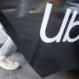 Symboldbild: Ein Mann steigt in einen Mietwagen mit einem Schriftzug des Mobilitätsdienstleisters und Fahrtenvermittlers Uber ein am 08.08.2024.(Quelle: picture alliance/dpa | Sebastian Gollnow)